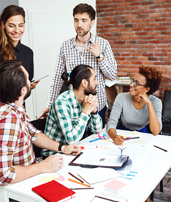 Team di lavoro intono a un tavolo