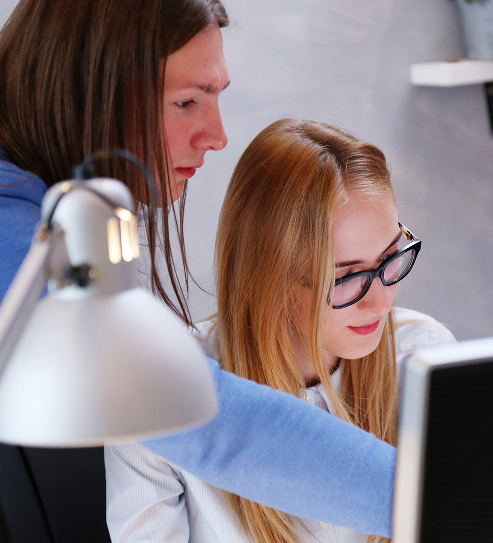 Donne in ufficio davanti al computer