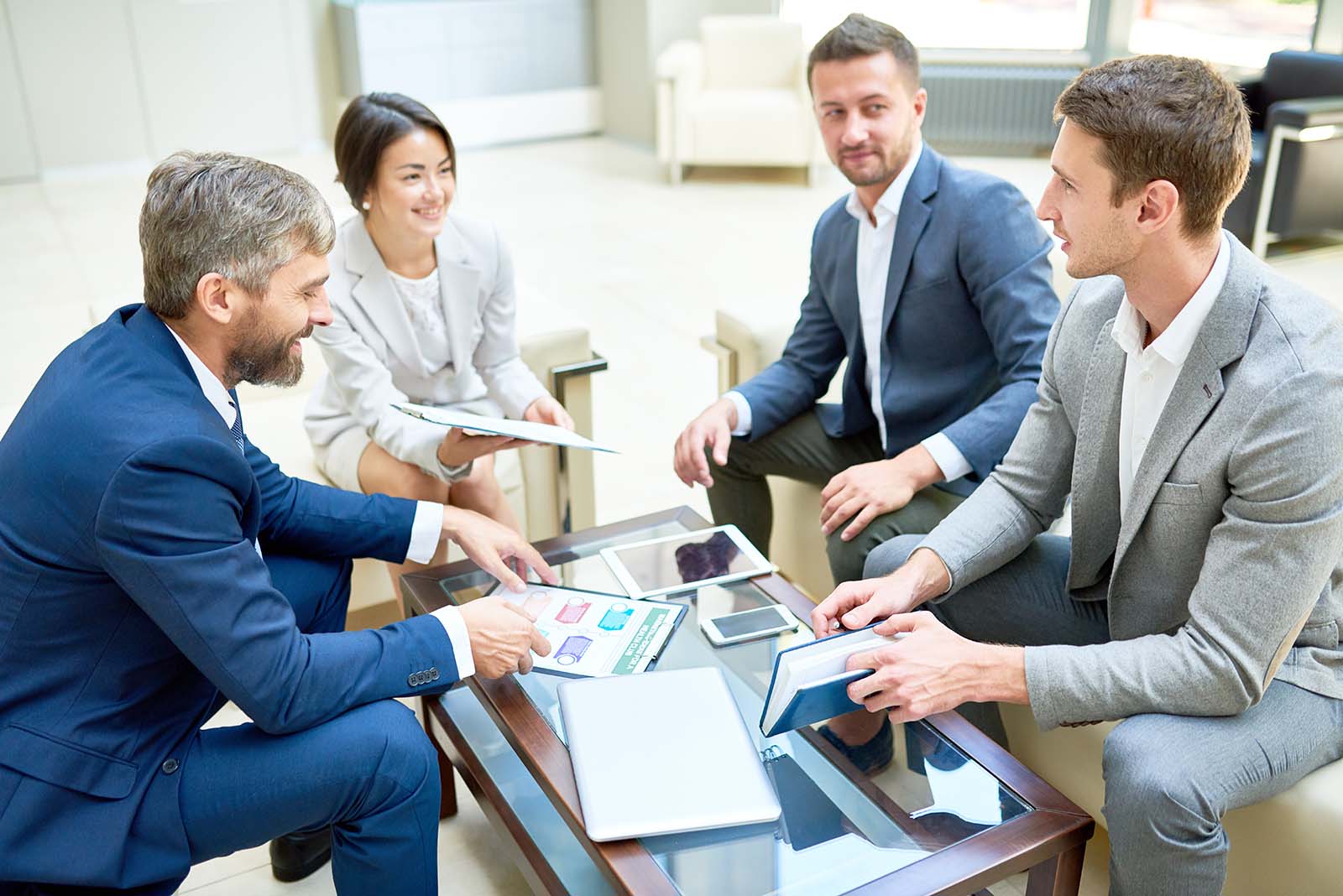Squadra aziendale al lavoro